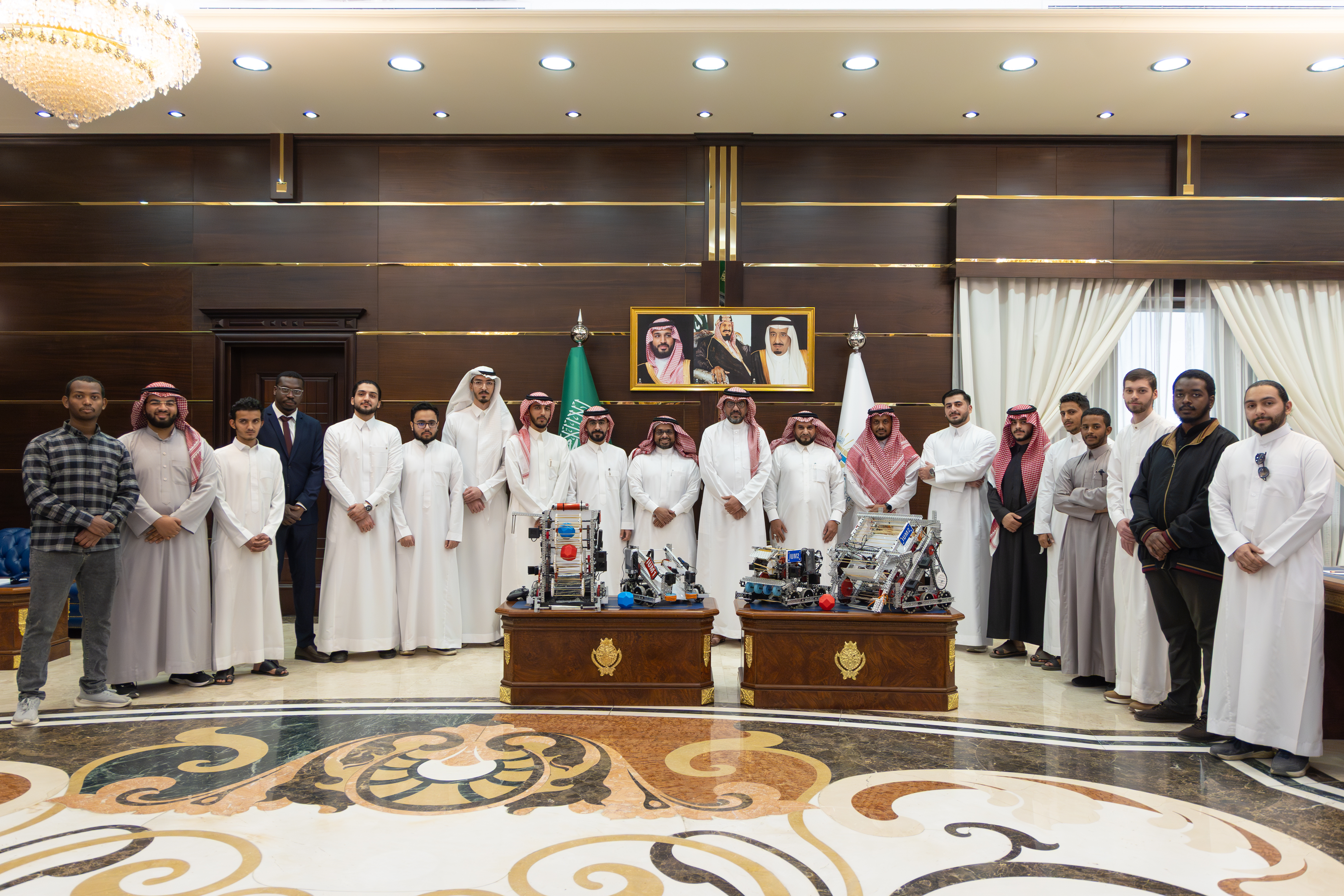 رئيس الجامعة الإسلامية يكرّم فريقي (IUM1) و (IUM2) المشاركين في بطولة VEX Robotics الوطنية